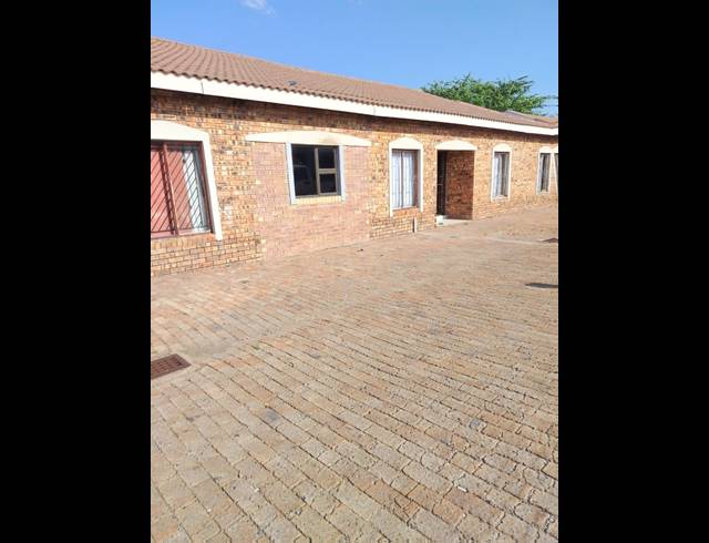 5 BEDROOM APARTMENT BLOCK FOR SALE IN AMAJUBA PARK
